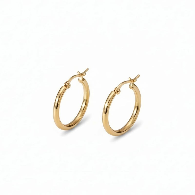 حلق دائري ذهبي متوسط الحجم مصنوع من الستانلس ستيل المقاوم للصدأ، تصميم انسيابي أنيق لامع. 
خفيف ومريح، يضيف لمسة عصرية ناعمة لإطلالتكِ اليومية. - Image 1